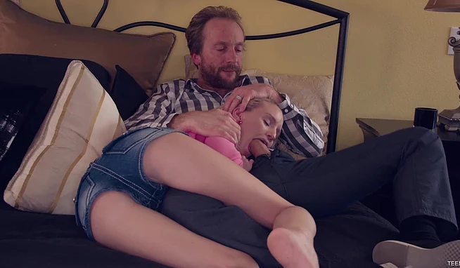 Взрослый мужик и ебливая студентка: Зачем учиться, если можно сосать?