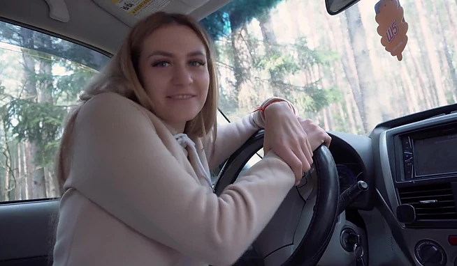 Мачеха отвезла в лес по пути в колледж и заставляет её ебать