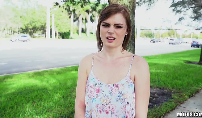 Брюнетка сама не ожидала, что ее прогулка по парку закончится сексом в падике