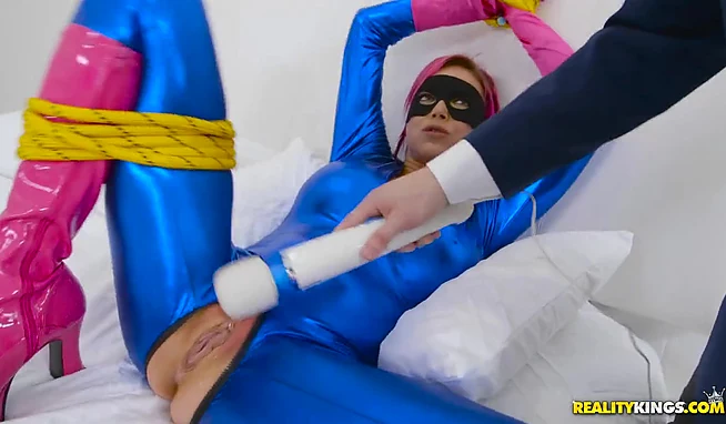 Девчонка в костюме решила подарить вибратор чтобы её сочно отодрали