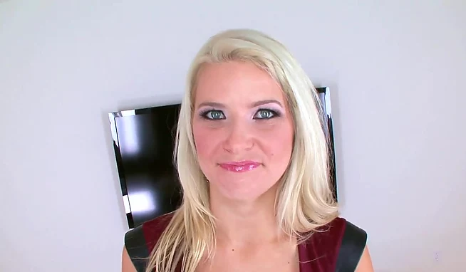 Белокурая спермаглотик осушила яйца агента на кастинге