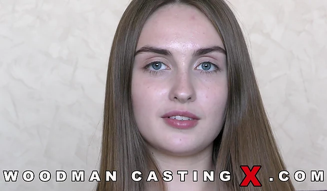 Симпотяжка Лена за неделю в порно бизнесе уже давала в жопу Вудману