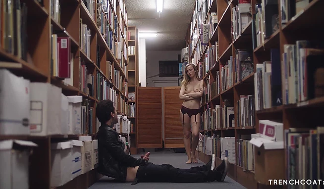 Шлюшья библиотекарша прыгает сначала на лице, а потом и на хуе проказника