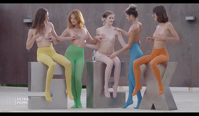 Девки нашли бутылку с маслом для массажа и теперь голые развлекаются