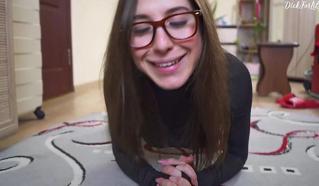 Проигравшая спор фитоняшка закрыла свой долг ротиком и писькой