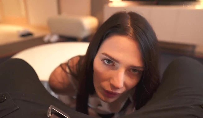 Так крутила попкой, что попала на хуй