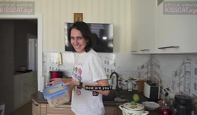 А пока всё жариться на плите, можно и саму хозяюшку отжарить